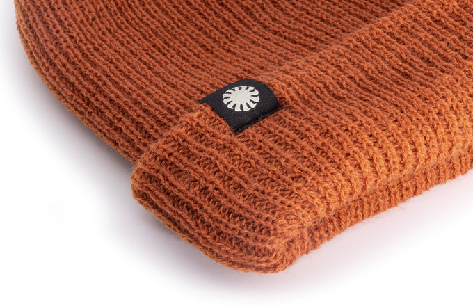 sunski shoulder season beanie burnt sienna close up of tag