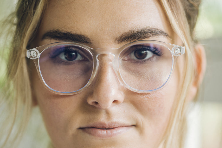 girl wearing blue light gaming glasses
