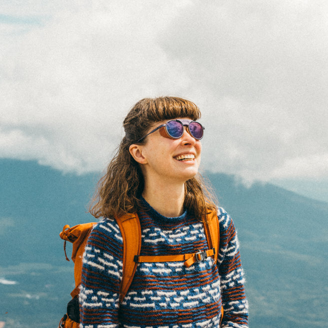 Strada - Violet Galaxy - Person with sunglasses and backpack against a mountainous background
