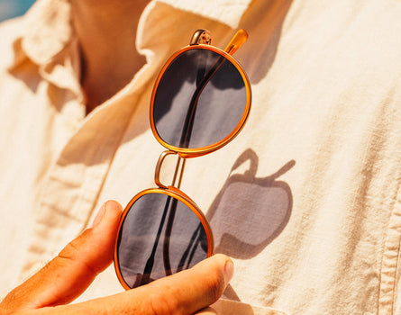 baia tangerine midnight held in a man's hand upright