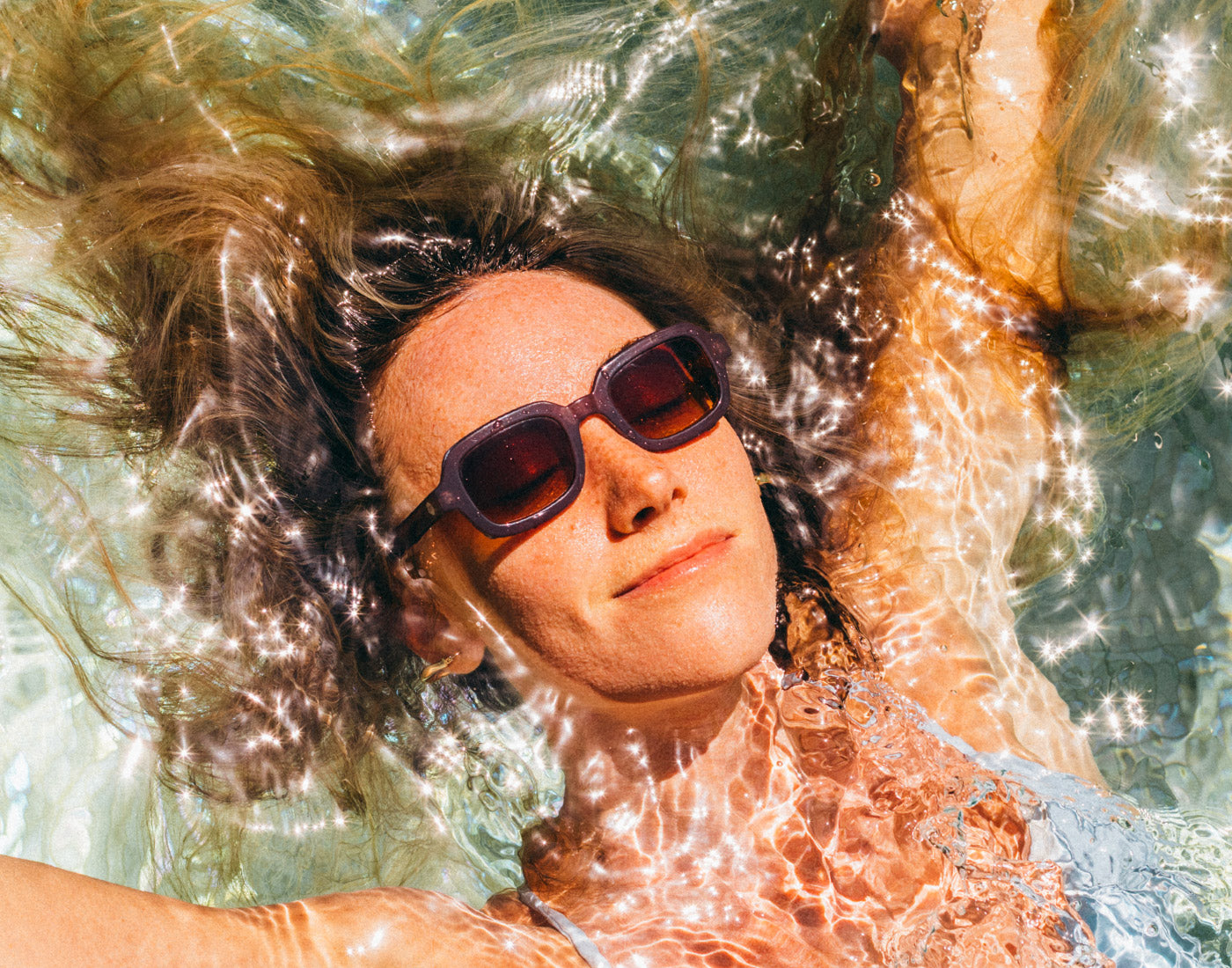 lago fog smoke tera fade sunglasseson woman in pool