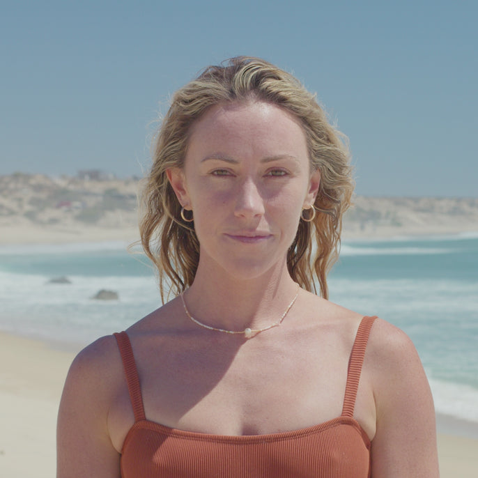 gal trying on dipsea