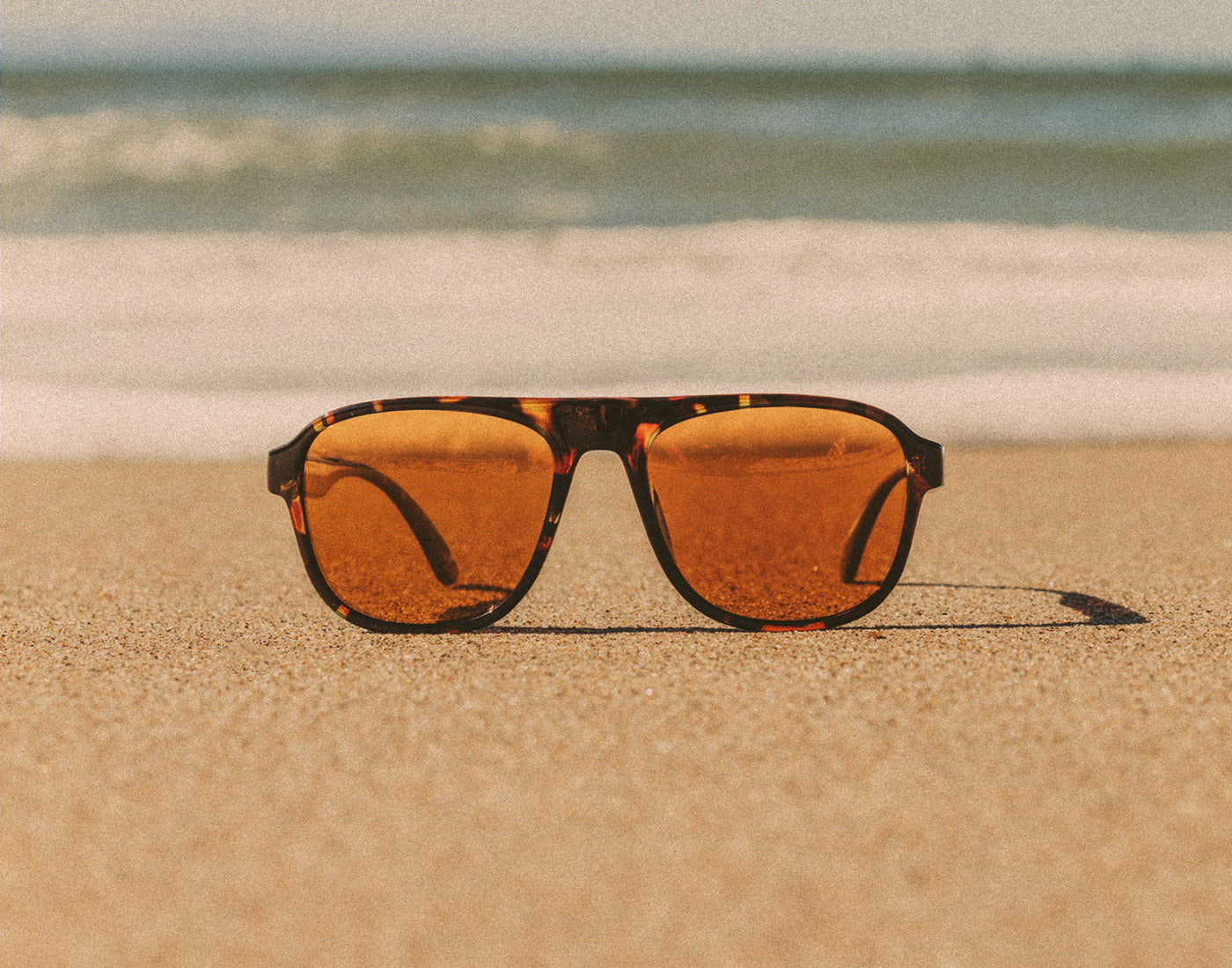 sunski shoreline sunglasses in the sand