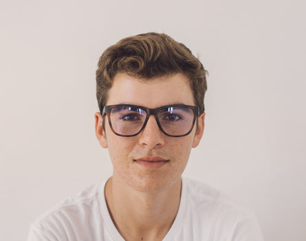 guy wearing sunski classic bluelight glasses