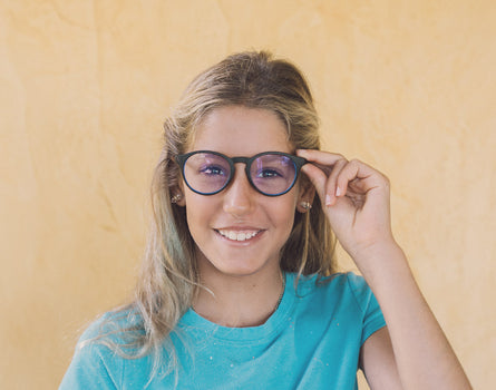 girl holding sunski mini dipsea bluelight on face