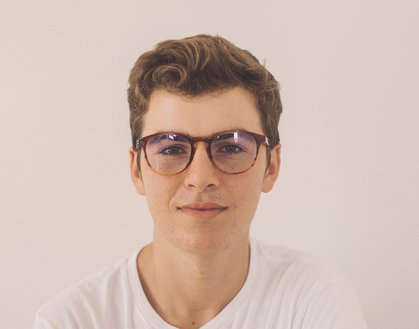 guy wearing sunski yuba bluelight glasses